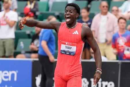 男子110メートル障害で優勝し、喜ぶジャコビー・サープ=ユージン(AP=共同)