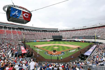 テネシー州のブリストル・モータースピードウエーで行われた米大リーグのレッズ―ブレーブス戦=3日(ゲッティ=共同)