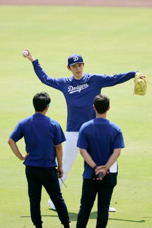 キャッチボールするドジャース・佐々木=ロサンゼルス(共同)