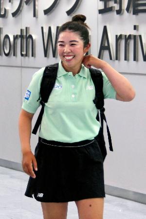成田空港に帰国した女子ゴルフの山下美夢有=5日