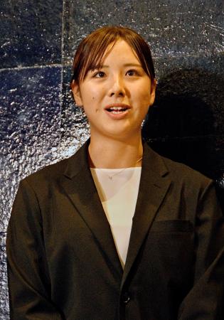 スポーツ功労者の顕彰、表彰式を終え取材に応じるスノーボード女子の三木つばき=5日、東京都千代田区