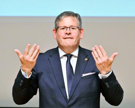 手話であいさつする国際ろう者スポーツ委のアダム・コーサ会長＝７月、東京都内 
