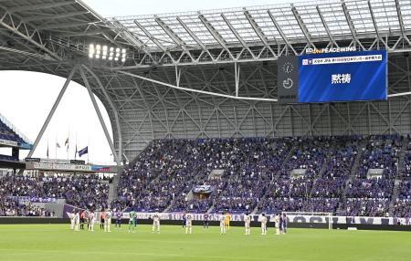 「原爆の日」を迎え、試合前に黙とうするJ1広島と清水の選手ら=6日、エディオンピースウイング広島