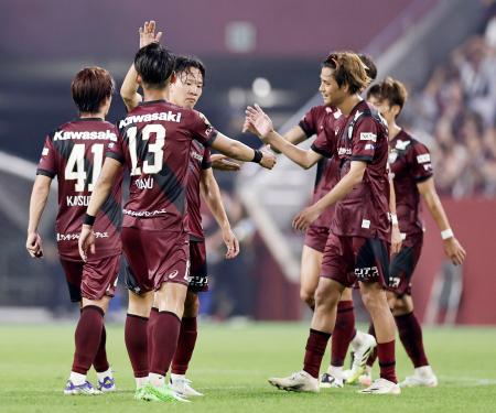東洋大に勝利しタッチを交わす神戸イレブン=ノエスタ