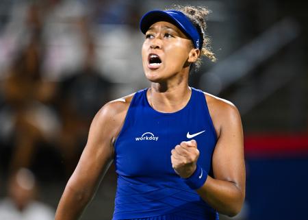 女子シングルス準決勝でクララ・タウソンからポイントを奪いガッツポーズの大坂なおみ=6日、モントリオール(ゲッティ=共同)