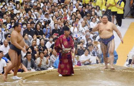 大相撲夏巡業で大の里(右)と対戦する豊昇龍=7日、茨城県古河市