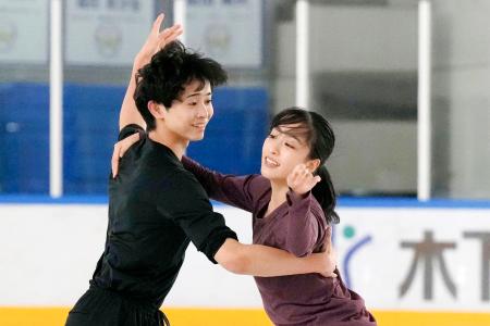 練習を公開したアイスダンスの櫛田育良（右）、島田高志郎組＝京都府宇治市 