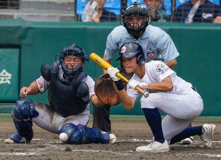 明秀学園日立―聖隷クリストファー 8回表聖隷クリストファー1死一、三塁、谷口が一前にスクイズを決める。捕手野上=甲子園