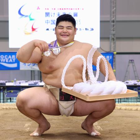 相撲個人で優勝した東京・目黒日大の沢田一輝=ヤマタスポーツパーク鳥取県民体育館