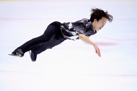 男子ＳＰ　演技する鍵山優真＝木下カンセーアイスアリーナ 