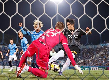 横浜FC―浦和 後半、自身2点目のゴールを決める浦和・小森(右端)=ニッパツ