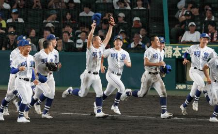 市船橋に勝利し、駆け出す明豊ナイン=甲子園