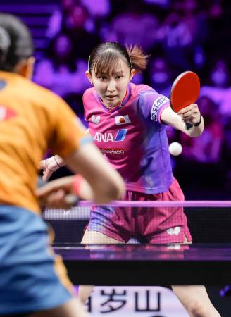 女子シングルス2回戦 張本美和(手前)と対戦する早田ひな=横浜BUNTAI
