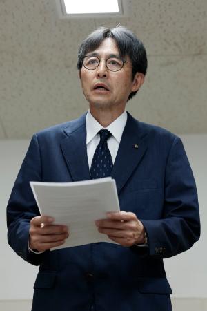全国高校野球選手権大会の出場辞退を表明する広陵の堀正和校長=10日午後、兵庫県西宮市