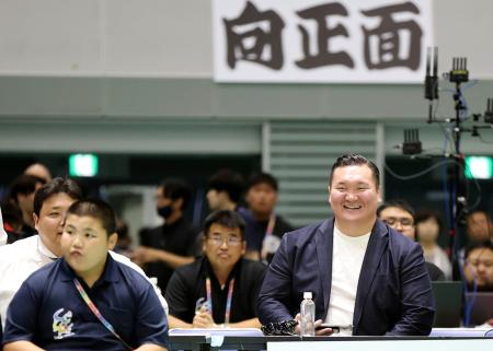 全国高校総体の相撲競技を視察する元横綱白鵬の白鵬翔さん＝１０日、鳥取市のヤマタスポーツパーク鳥取県民体育館 
