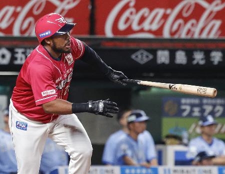 ７回楽天１死満塁、フランコが右前に勝ち越し打を放つ＝ベルーナドーム 