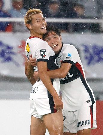 ＦＣ東京―鹿島　後半、決勝ゴールを決め、祝福される鹿島・田川（左）＝味スタ 