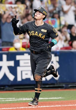 ３回、本塁打を放ちポーズをとる阪神・佐藤輝明＝京セラドーム 