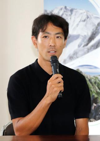 地元の長野県白馬村へ寄付を行ったノルディックスキー複合男子の渡部暁斗=11日午後、長野県白馬村