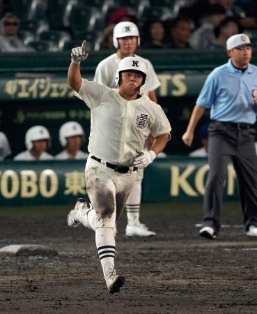 豊橋中央―日大三 8回裏、決勝本塁打を放ち、指を突き上げる日大三・田中諒=甲子園