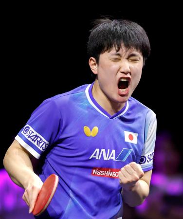男子シングルス決勝　中国の王楚欽からポイントを奪い、ガッツポーズする張本智和＝横浜ＢＵＮＴＡＩ 