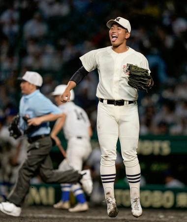 豊橋中央―日大三　７回表、２死満塁のピンチを切り抜け、喜ぶ日大三・近藤＝甲子園 