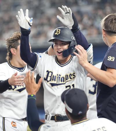 １０回、勝ち越し２ランを放ち、ナインに迎えられるオリックス・太田＝ＺＯＺＯマリン 