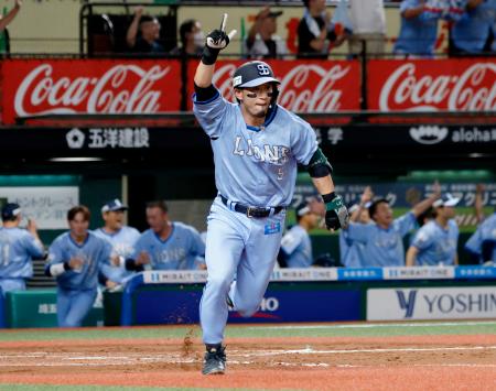 １０回西武２死満塁、左前にサヨナラ打を放ち、一塁に向かう外崎＝ベルーナドーム 