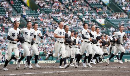 東大阪大柏原に勝利し、駆け出す尽誠学園ナイン=甲子園
