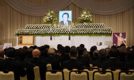 大阪府内で営まれた釜本邦茂さんの通夜=12日夕