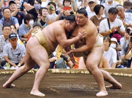 大相撲夏巡業の朝稽古で相撲を取る大の里(右)=盛岡市