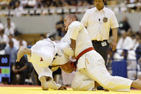 男子団体3回戦で、東海大甲府・山口(左)を攻める埼玉栄・渡辺=ジップアリーナ岡山