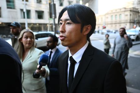 13日、オーストラリア・メルボルンの裁判所を出るサッカー選手、檀崎竜孔被告(AAP=共同)