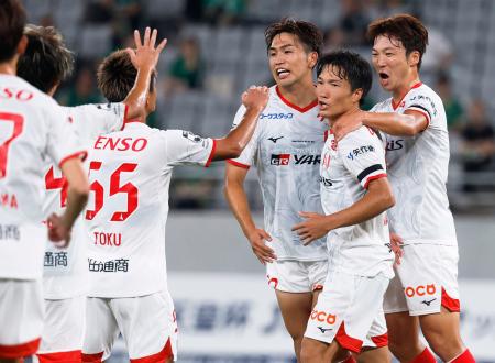東京Ｖ―名古屋　後半、決勝ＰＫを決め祝福される名古屋・稲垣（右から２人目）＝味スタ 