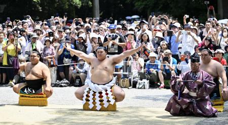 熱田神宮で奉納土俵入りを行う横綱大の里。太刀持ち高安、露払い隆の勝＝７月、名古屋市 