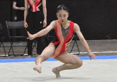 床運動の演技をする岸里奈=宇都宮市