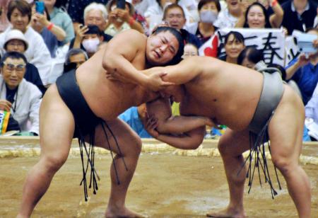 地元の福島市で行われた大相撲の夏巡業で、兄の若元春(左)との取組に臨む若隆景