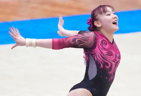 床運動で演技する宮田笙子=青森県武道館(ゲッティ=共同)