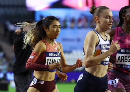 ダイヤモンドリーグ第14戦、女子5000mで疾走する田中希実(左)=22日、ブリュッセル(ロイター=共同)