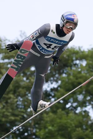 男子成年で優勝した小林陵侑の1回目の飛躍=アリオンテック蔵王シャンツェ