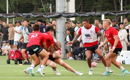 合宿を公開し、ファンが見守る中で練習するラグビー日本代表=宮崎市
