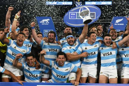 ニュージーランドを破り、喜ぶアルゼンチンの選手たち=23日、ブエノスアイレス(AP=共同)