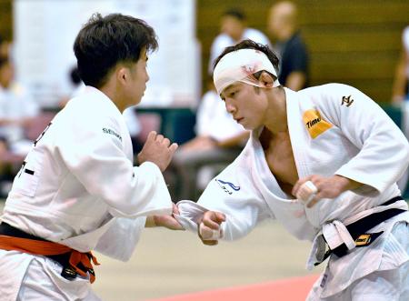 男子60キロ級準決勝で半田颯と対戦する高藤直寿(右)=兵庫県尼崎市