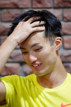 男子100メートルの2回目を棄権し、取材に応じる柳田大輝=ロートフィールド奈良