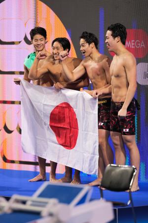 競泳の世界ジュニア選手権の男子400mメドレーリレーで優勝した日本=24日(ゲッティ=共同)