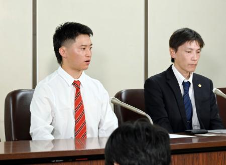日本スポーツ仲裁機構に仲裁を申し立て、記者会見する日大「アメリカンフットボール有志の会」の酒井佑昌さん(左)=26日午前、東京都千代田区