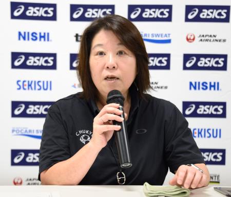 日本陸連の取り組みについて説明する來田享子常務理事=26日、東京都新宿区