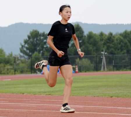練習を公開した陸上女子800メートルの久保凜=長野県の菅平高原
