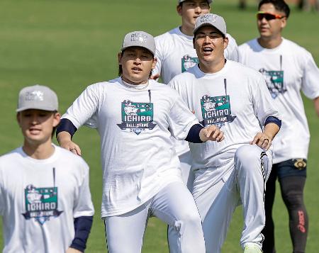 イチローさんが米国野球殿堂入りしたことを祝い、記念Tシャツを着て試合前練習をする宮城(左から2人目)らオリックスナイン=27日、ほっともっと神戸