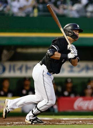 1回ロッテ2死満塁、安田が右前に先制の2点打を放つ=ほっともっと神戸